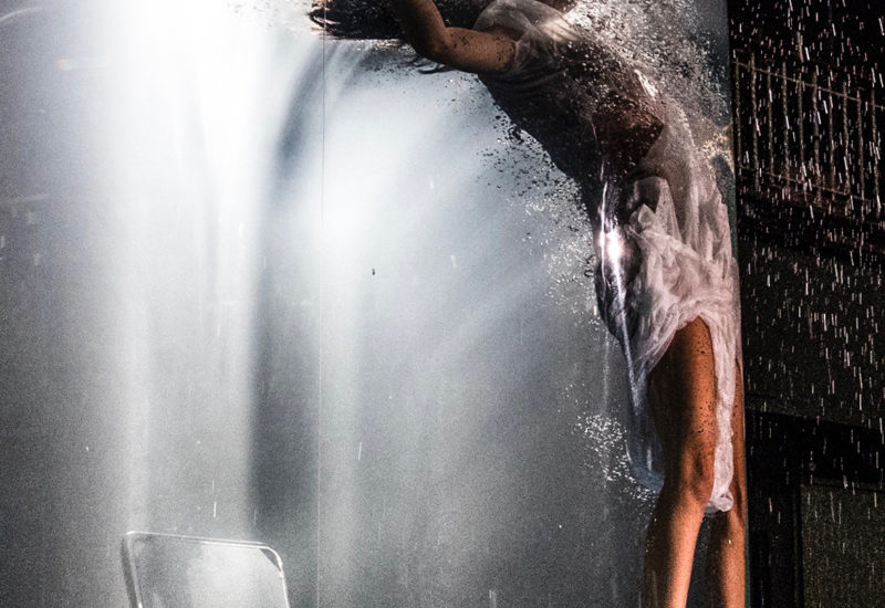 “Ophelia” di Yoann Bourgeois danza nell’acquario a Bolzano Danza