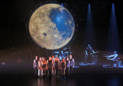 In alto gli sguardi  con l’opera rock “SHINE Pink Floyd Moon”  di Micha van Hoecke al Teatro Olimpico a Roma