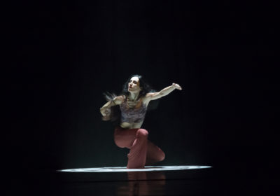 La danza “mistica” di Sara Orselli: l’allieva storica di Carolyn Carlson rivela i suoi “soli” per il Festival Civitanova Danza