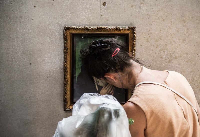 I lavori surreali della compagnia belga Peeping Tom alla Collezione Maramotti e al Teatro Municipale Valli di Reggio Emilia